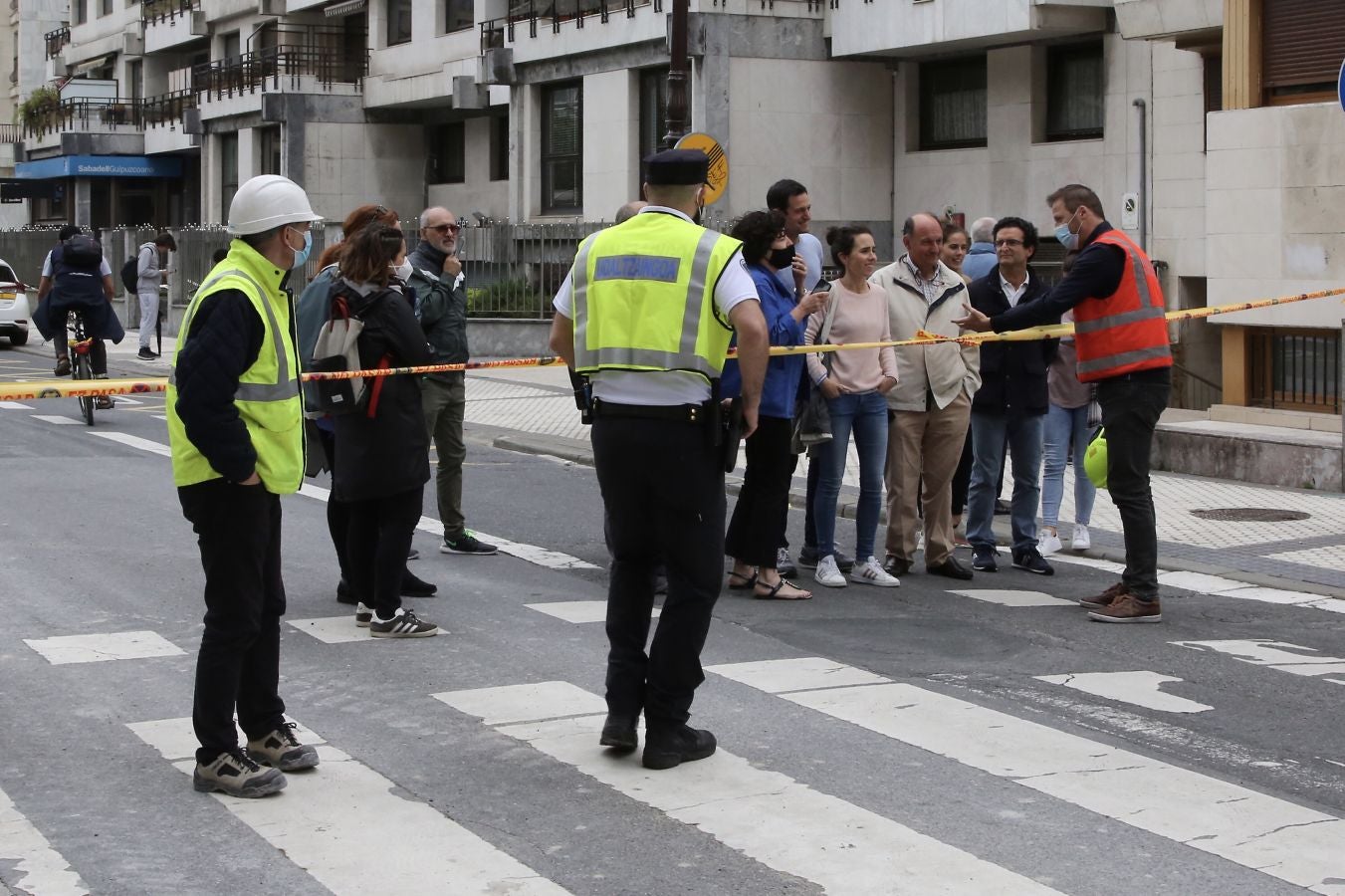 El Hotel Londres y otro edificio han tenido que ser desalojados debido a un desprendimiento en un sótano. 