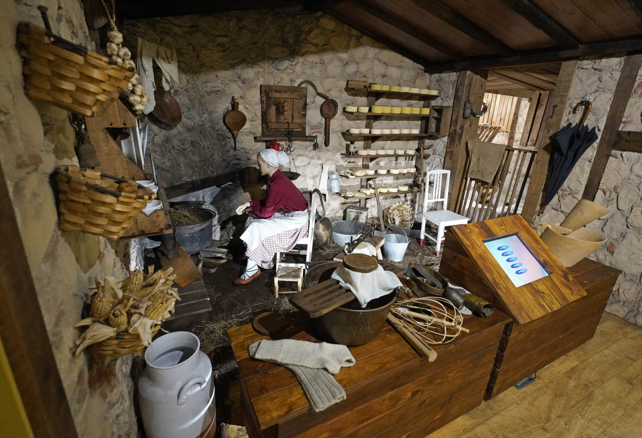 En el corazón del Goierri, su nombre lleva aroma a queso. Aunque ahora sea la industria su motor, no olvida su historia ligada a la vida del caserío y al pastoreo