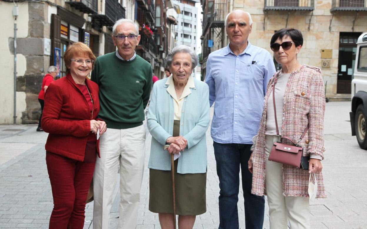 Itziar Ohiarbide, Juando Gaztañaga, Juani Expósito, Jesús Mari Gaztañaga y Eguzkiñe Alberdi. 