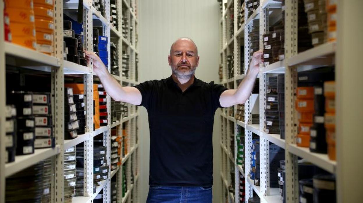 Conservación. Joxean Fernández, en el depósito de películas de Filmoteca Vasca, en los sótanos de Tabakalera. 
