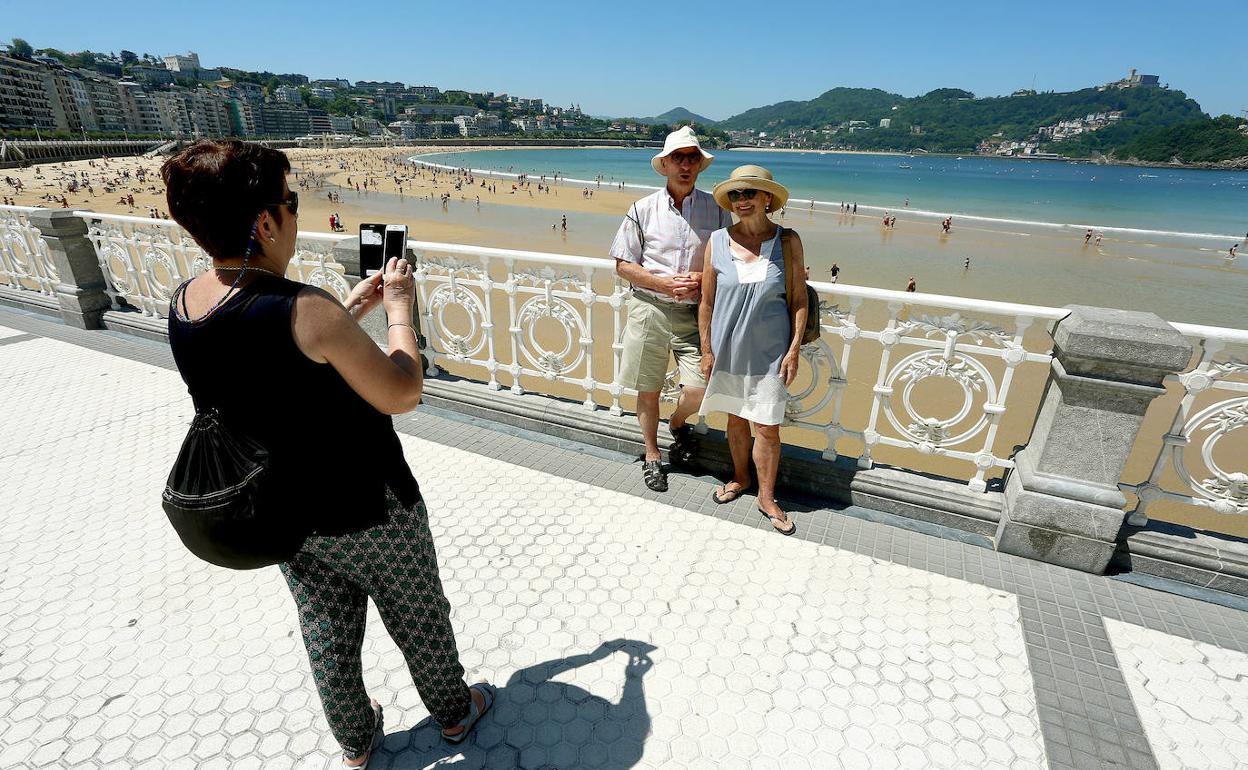 Casi 200.000 guipuzcoanos se quedarán este verano de vacaciones en Euskadi, un 40% más