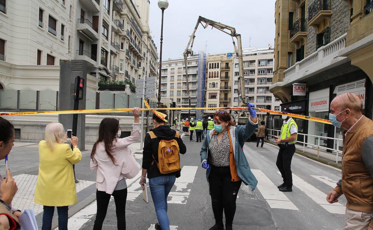 Vecinos y curiosos en la zona cortada por el hundimiento en la calle Zubieta, cuando ocurrió el pasado viernes.