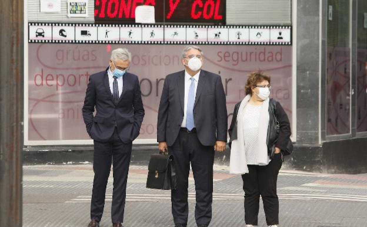 Los dos médicos investigados que han acudido hoy a declarar, junto a su abogado. 