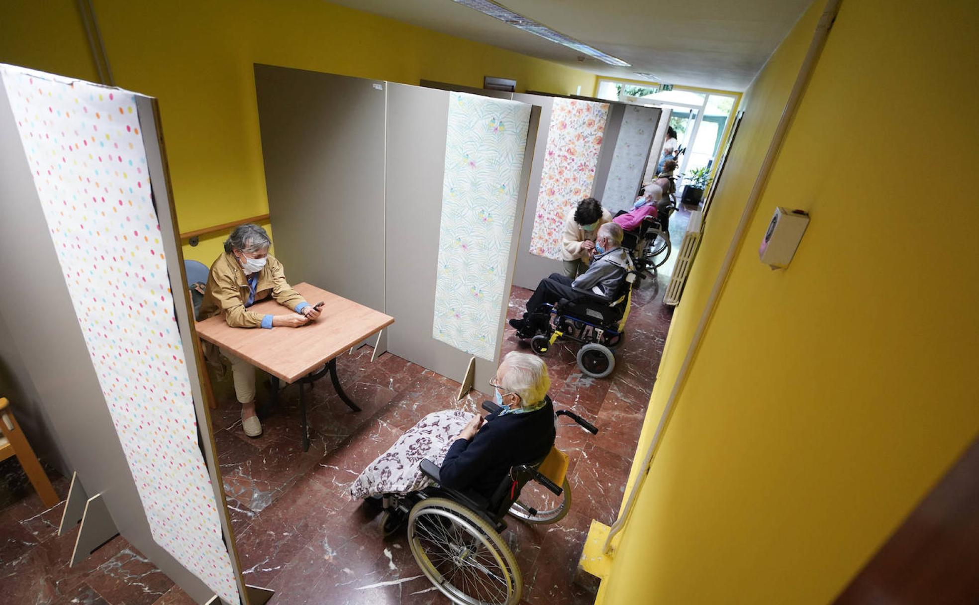 En Zorroaga, las visitas con las familias se han organizado en uno de los accesos, con la distancia de seguridad que obliga el coronavirus.