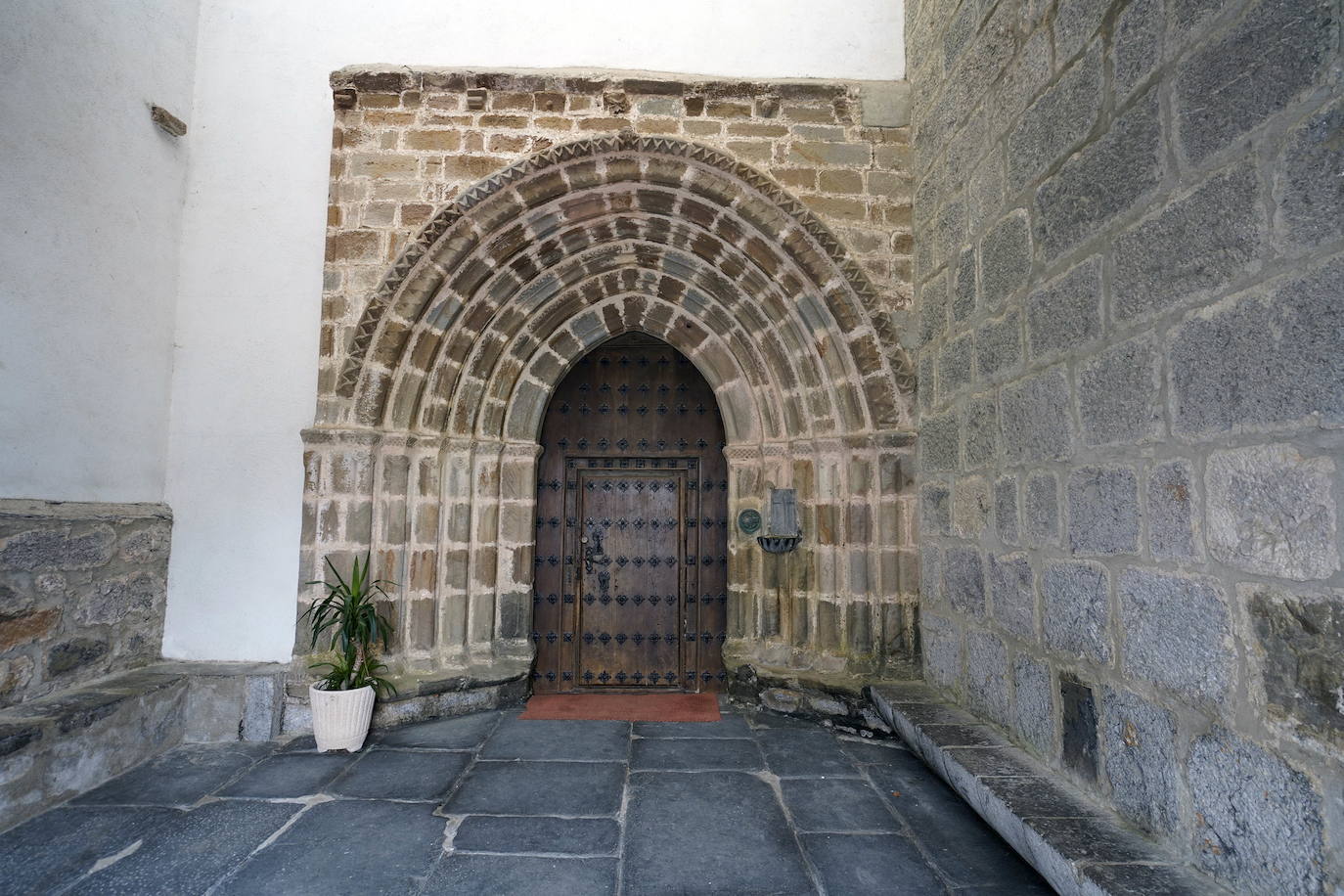 La iglesia de San Juan Bautista data del siglo XVI, mantiene la portada románica de transición del siglo XIII