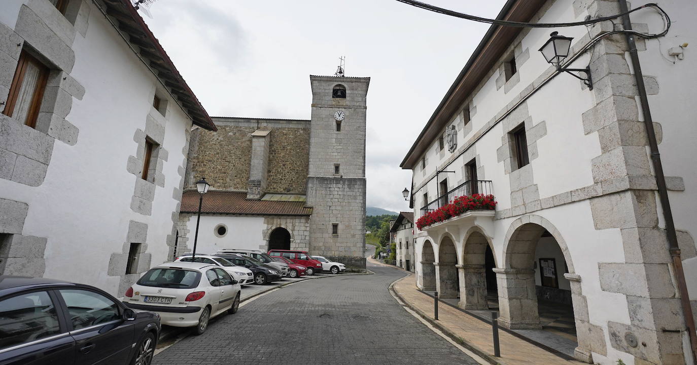 La iglesia de San Juan Bautista data del siglo XVI, mantiene la portada románica de transición del siglo XIII