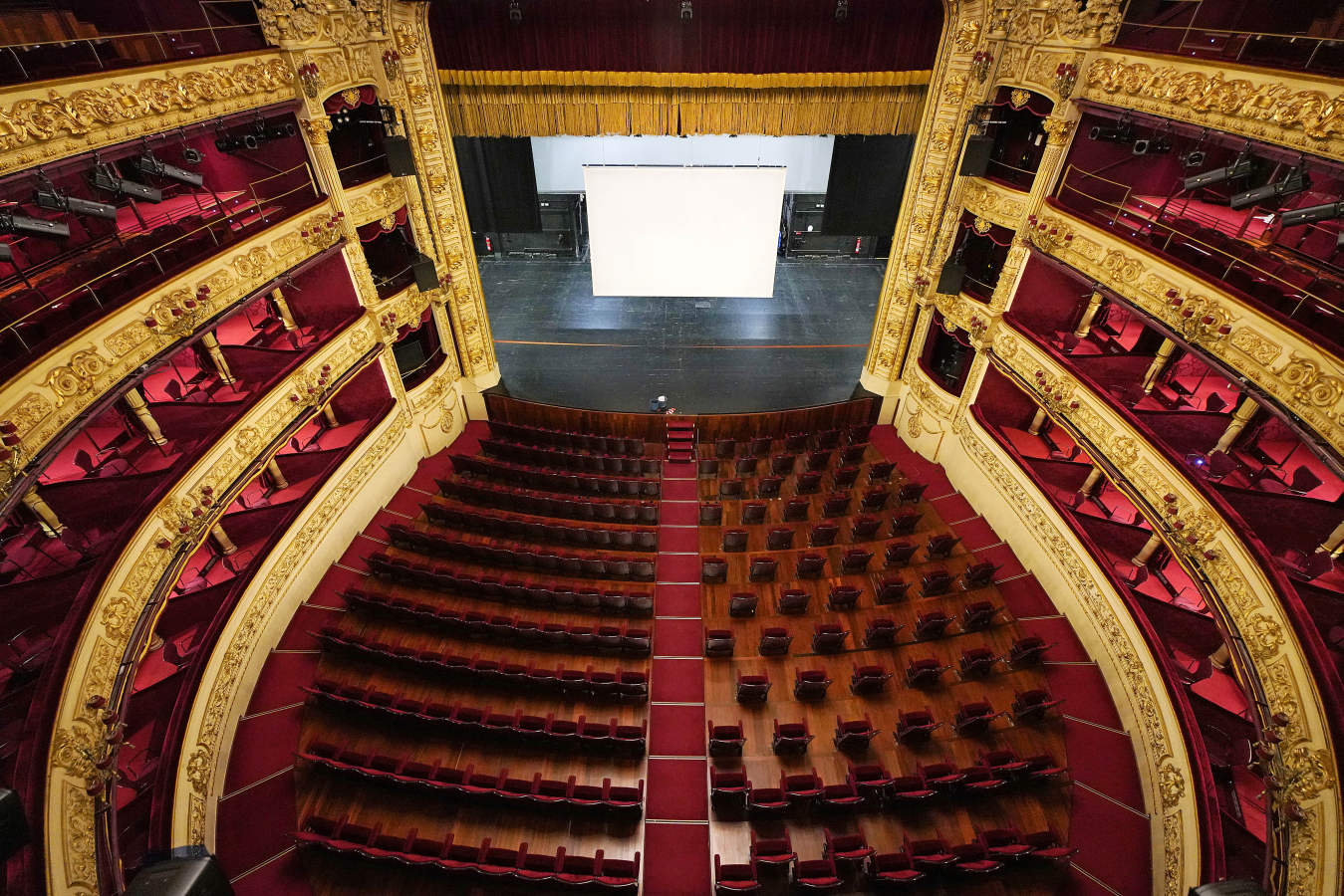 Un acto especial llamado 'Gala 0. ¡Arriba el telón!' y que rendirá homenaje al colectivo sanitario donostiarra «como agradecimiento al trabajo desempeñado durante estos meses», reabre esta tarde las puertas del Victoria Eugenia, tres meses después de su cierre por la pandemia.