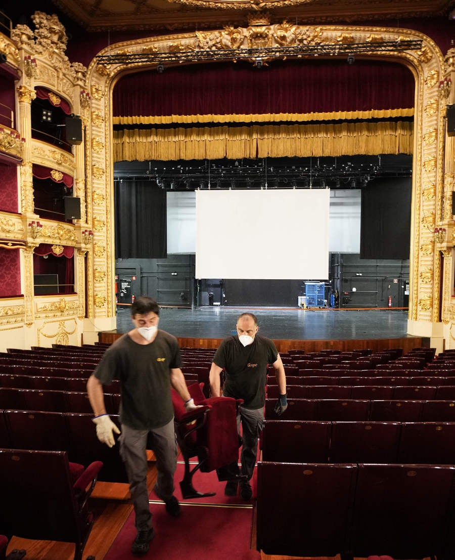 Un acto especial llamado 'Gala 0. ¡Arriba el telón!' y que rendirá homenaje al colectivo sanitario donostiarra «como agradecimiento al trabajo desempeñado durante estos meses», reabre esta tarde las puertas del Victoria Eugenia, tres meses después de su cierre por la pandemia.