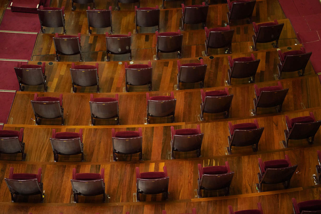 Un acto especial llamado 'Gala 0. ¡Arriba el telón!' y que rendirá homenaje al colectivo sanitario donostiarra «como agradecimiento al trabajo desempeñado durante estos meses», reabre esta tarde las puertas del Victoria Eugenia, tres meses después de su cierre por la pandemia.