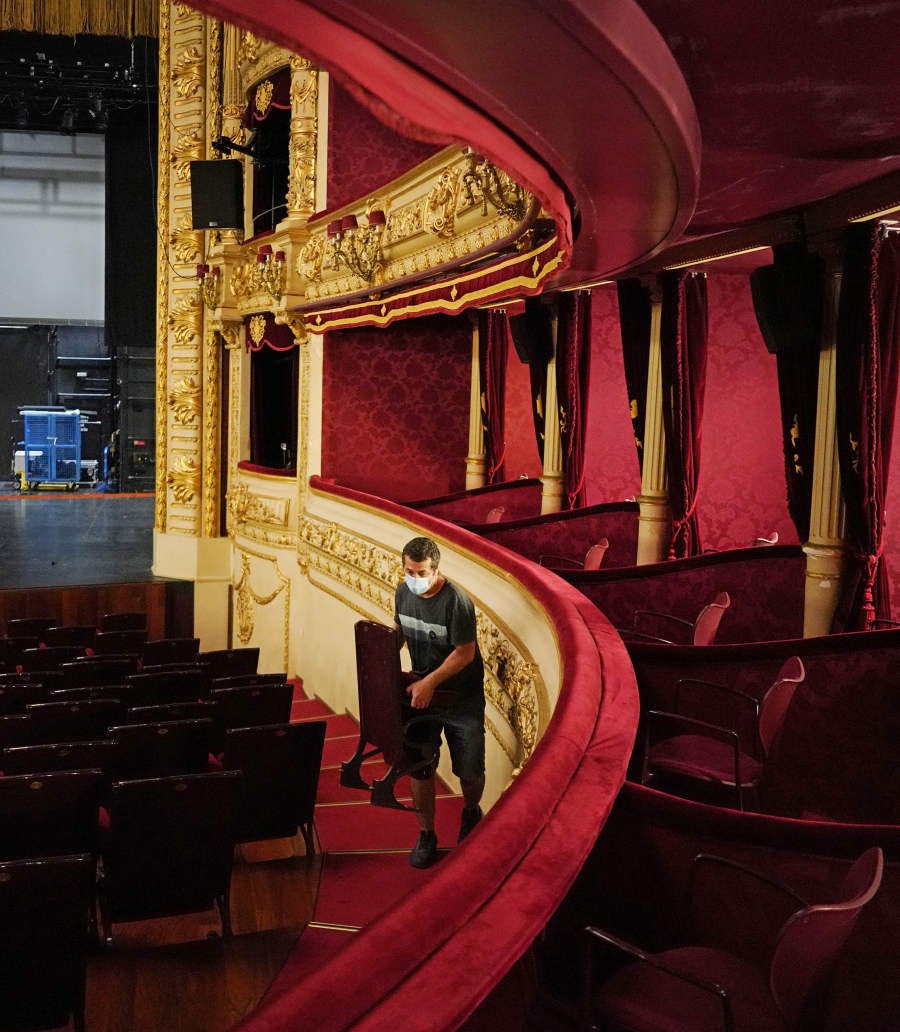 Un acto especial llamado 'Gala 0. ¡Arriba el telón!' y que rendirá homenaje al colectivo sanitario donostiarra «como agradecimiento al trabajo desempeñado durante estos meses», reabre esta tarde las puertas del Victoria Eugenia, tres meses después de su cierre por la pandemia.