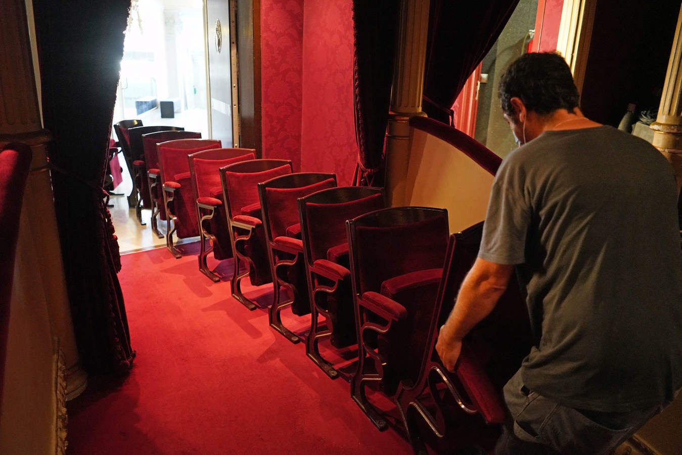Un acto especial llamado 'Gala 0. ¡Arriba el telón!' y que rendirá homenaje al colectivo sanitario donostiarra «como agradecimiento al trabajo desempeñado durante estos meses», reabre esta tarde las puertas del Victoria Eugenia, tres meses después de su cierre por la pandemia.