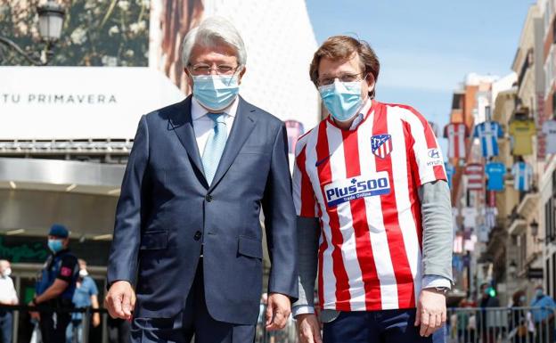 Enrique Cerezo y el alcalde de Madrid, vestido con la camiseta del Atlético.