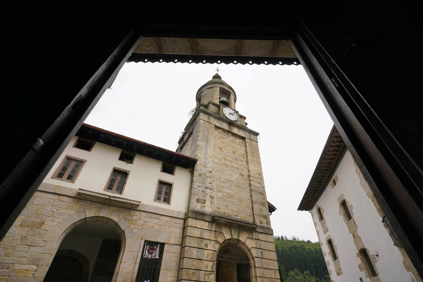 Leintz-Gatzaga. Las salinas fueron el origen de esta pequeña villa medieval y ellas han marcado toda su trayectoria. También su posición como lugar de paso del Camino Real.