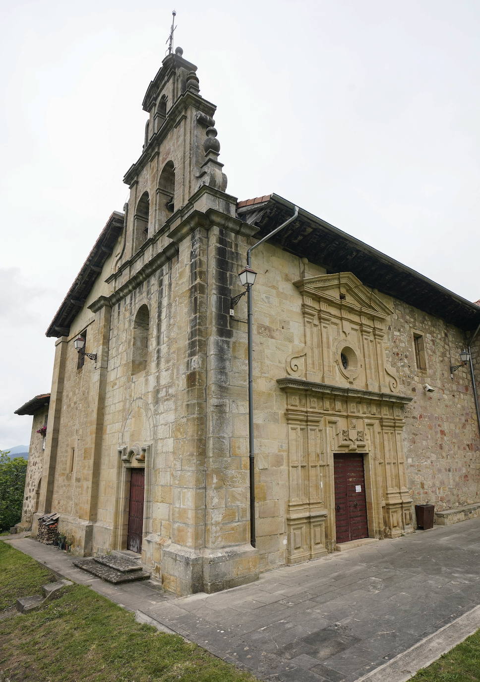 Leintz-Gatzaga. Las salinas fueron el origen de esta pequeña villa medieval y ellas han marcado toda su trayectoria. También su posición como lugar de paso del Camino Real.