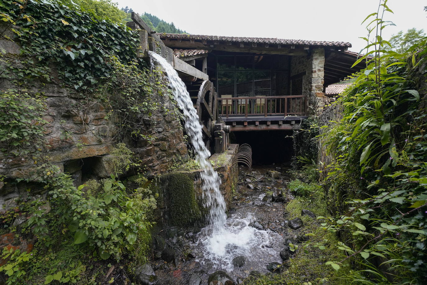 Leintz-Gatzaga. Las salinas fueron el origen de esta pequeña villa medieval y ellas han marcado toda su trayectoria. También su posición como lugar de paso del Camino Real.