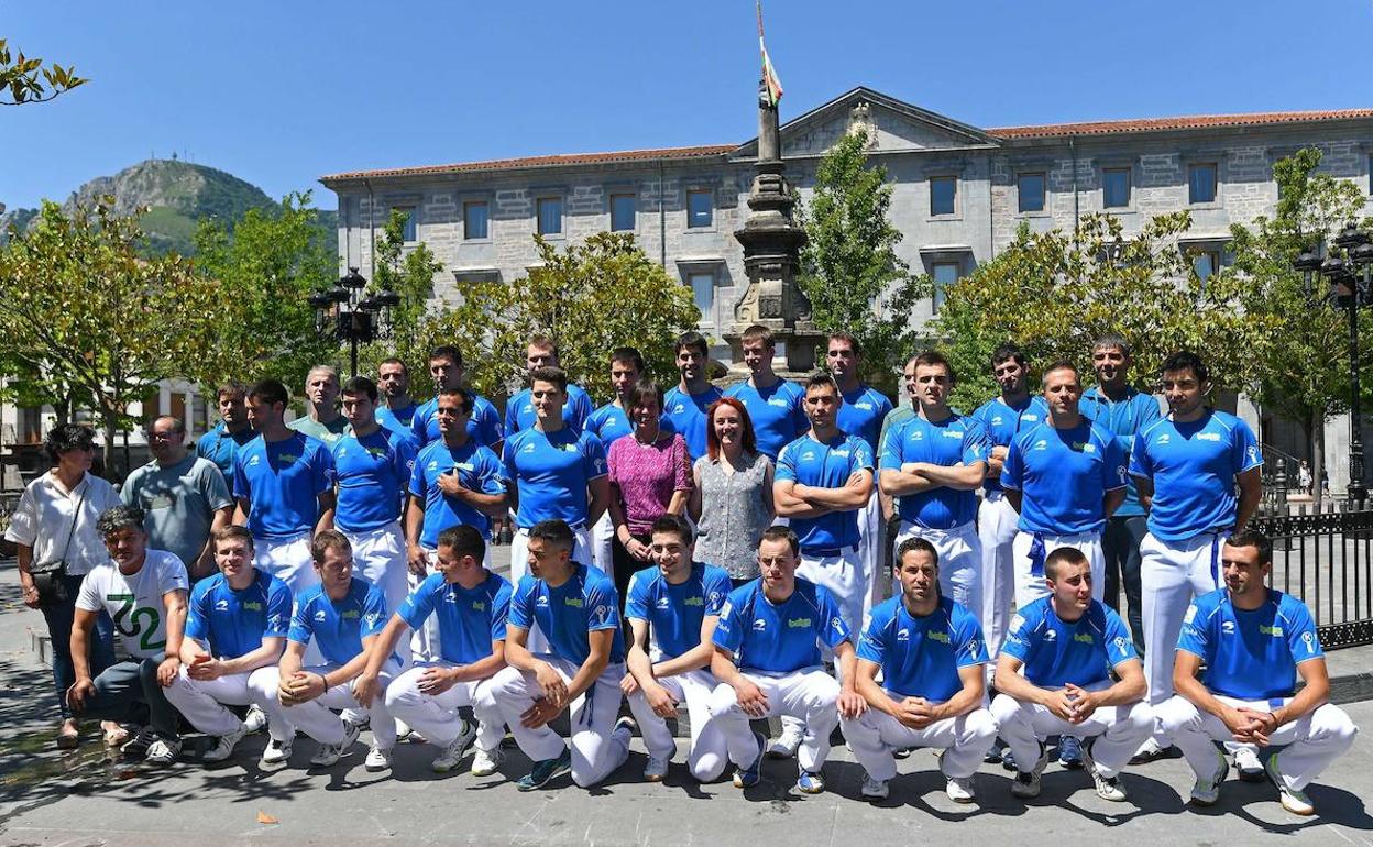 La plantilla de Baiko, en la concentración que efectuó en junio de 2019 en Orduña.