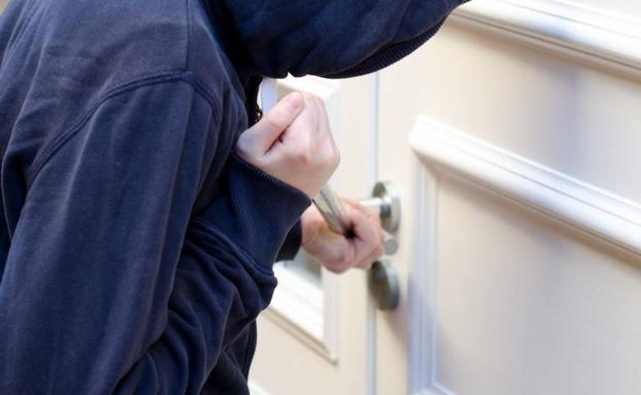 Unos padres de Leioa ofrecen una recompensa para recuperar las fotos que les robaron de su hija