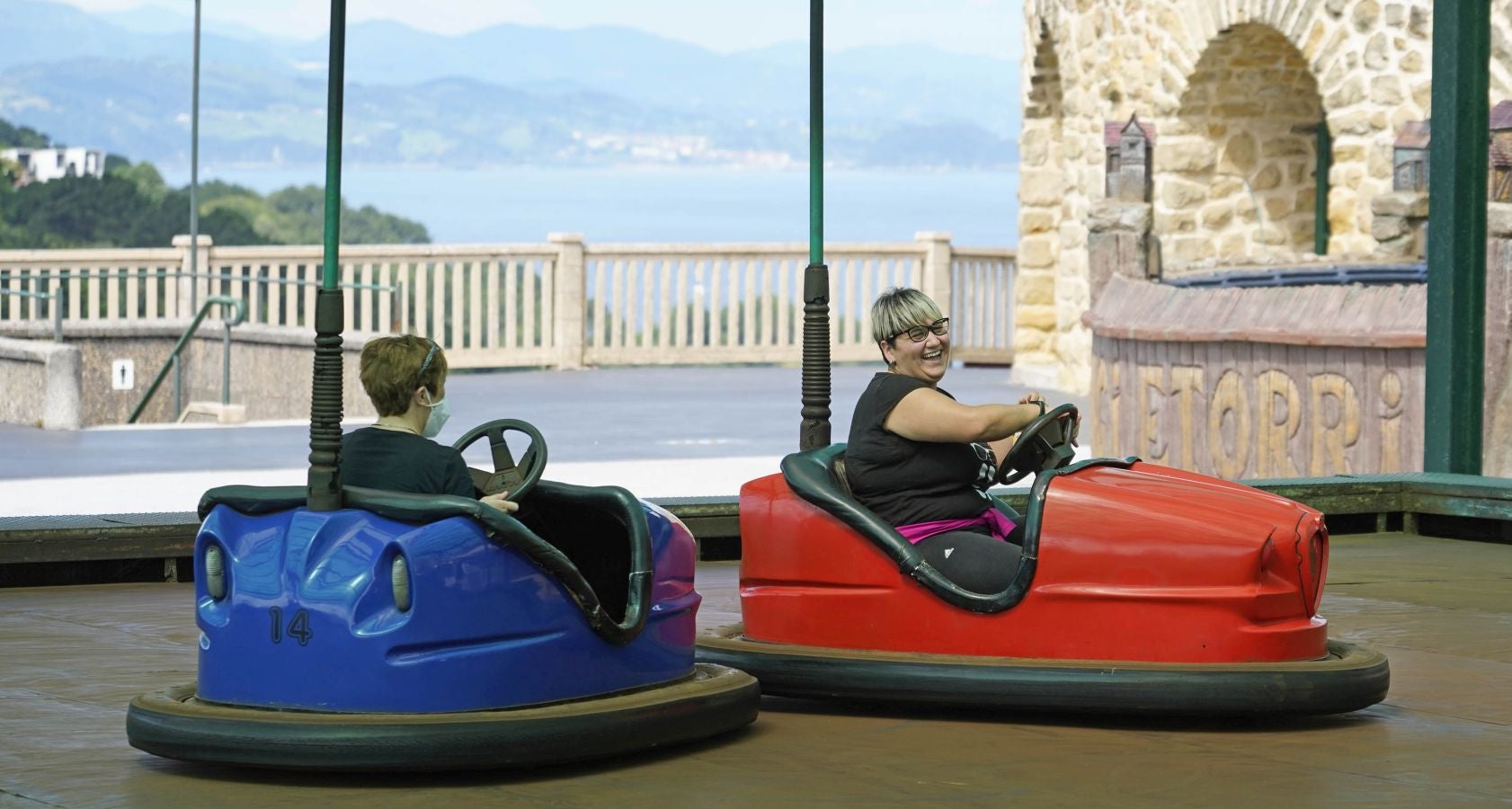 Tras más de cien días con sus puertas cerradas la actividad ha vuelto al parque de atracciones de Igeldo