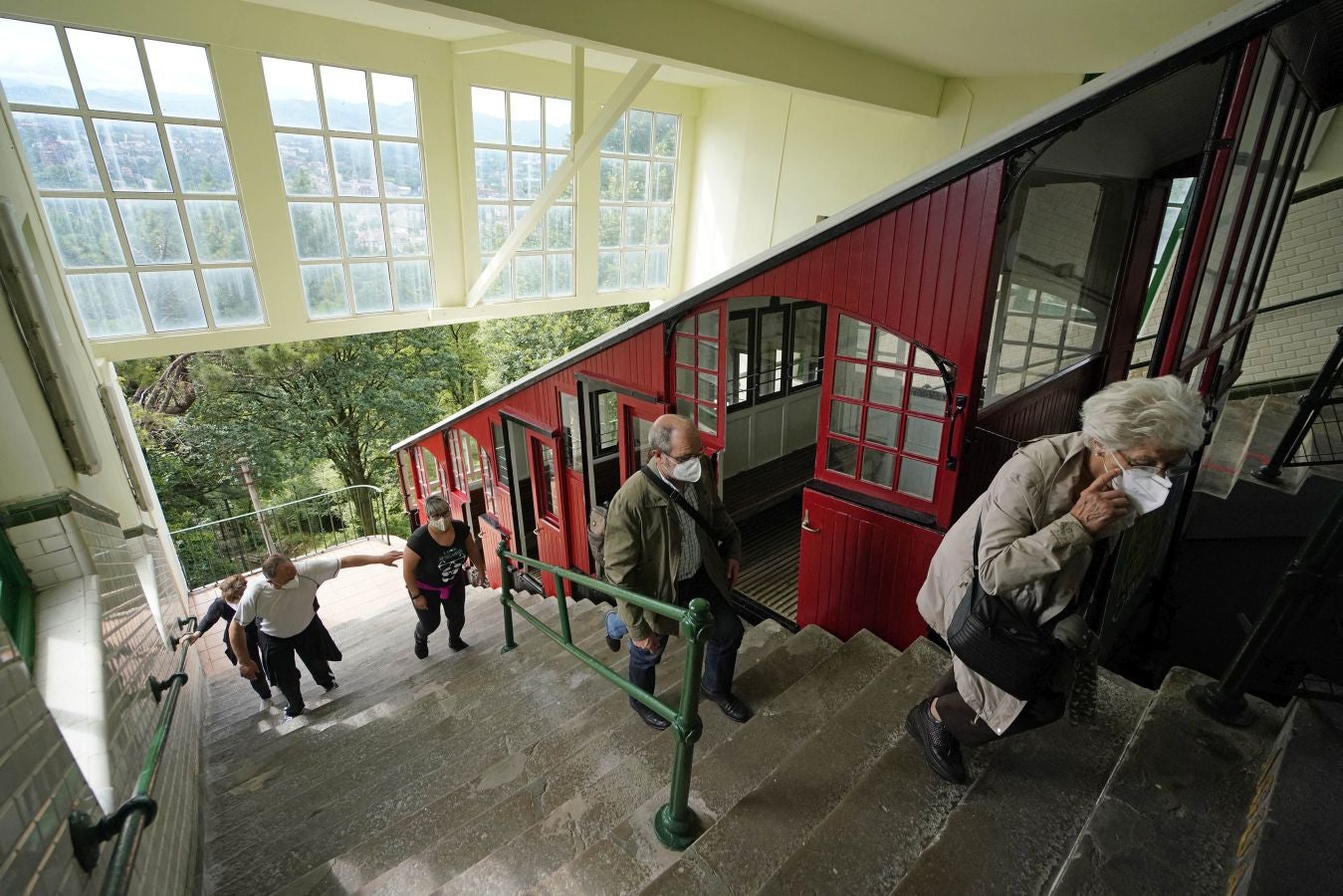 Tras más de cien días con sus puertas cerradas la actividad ha vuelto al parque de atracciones de Igeldo