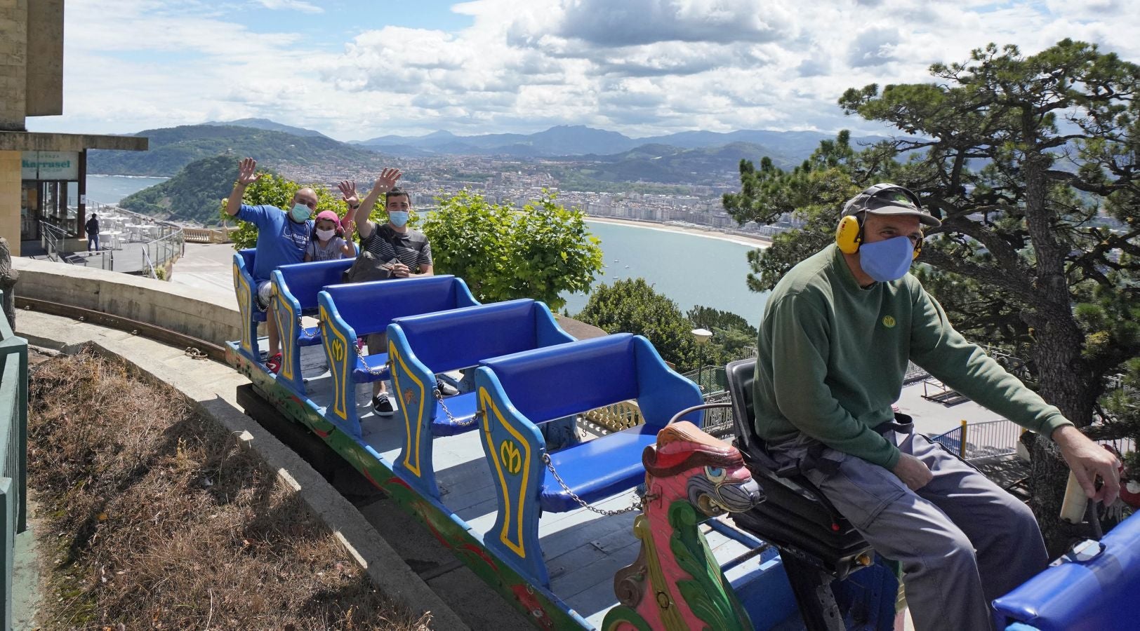 Tras más de cien días con sus puertas cerradas la actividad ha vuelto al parque de atracciones de Igeldo