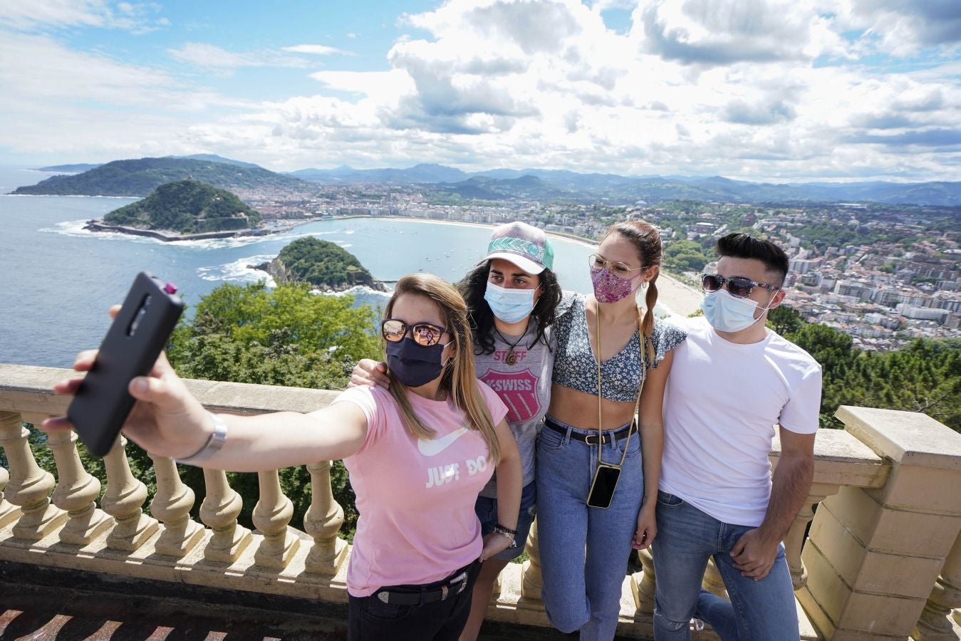 Tras más de cien días con sus puertas cerradas la actividad ha vuelto al parque de atracciones de Igeldo