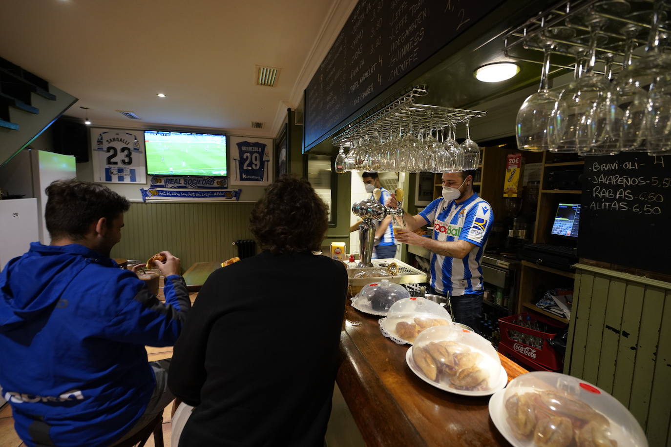 Pocos aficionados se ha acercado a los alrededores del Reale Arena para recibir a la Real Sociedad