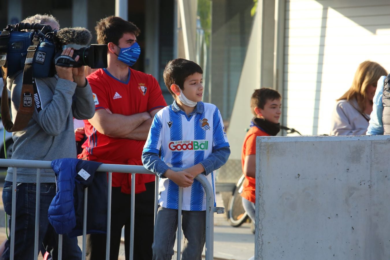 Pocos aficionados se ha acercado a los alrededores del Reale Arena para recibir a la Real Sociedad