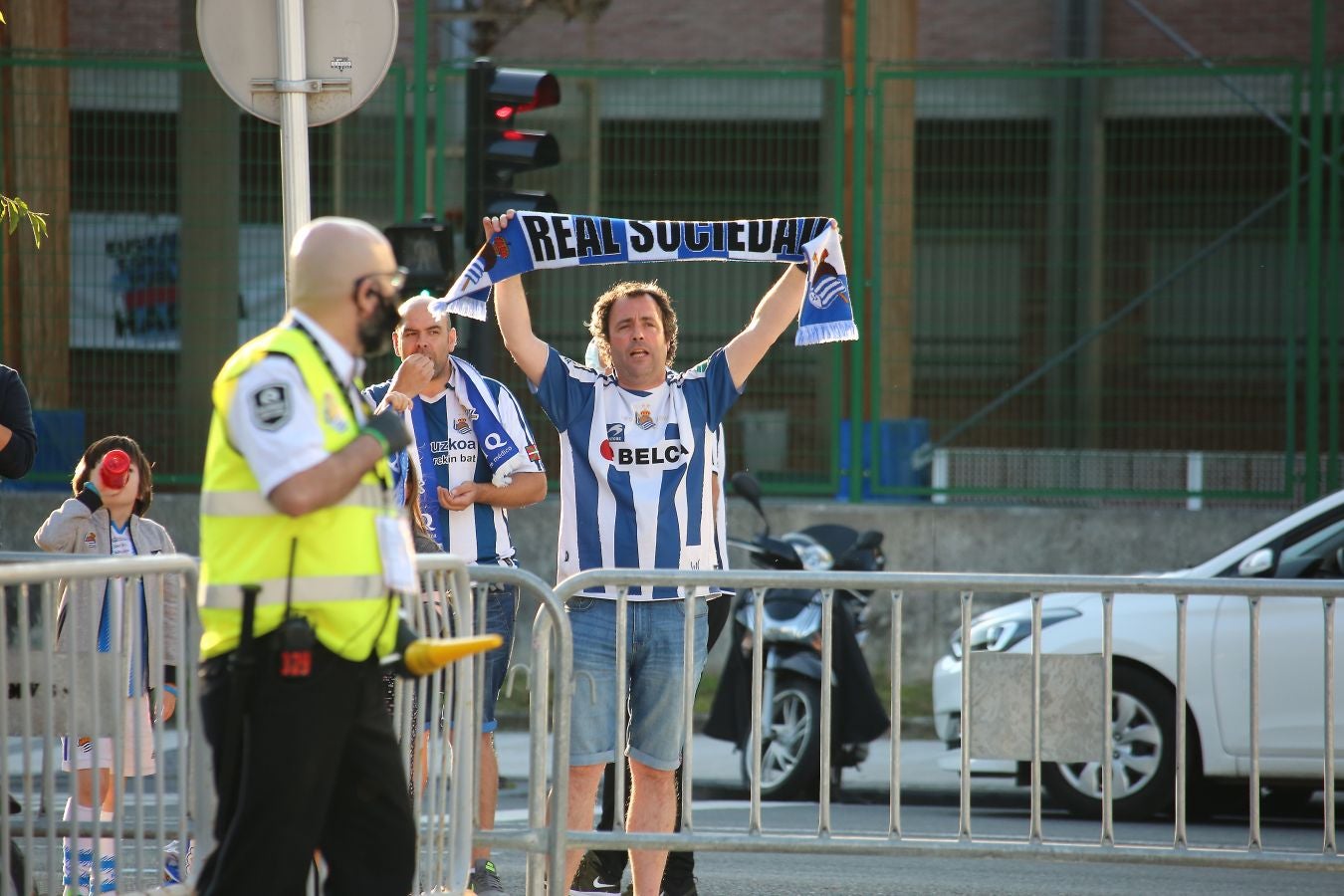 Pocos aficionados se ha acercado a los alrededores del Reale Arena para recibir a la Real Sociedad