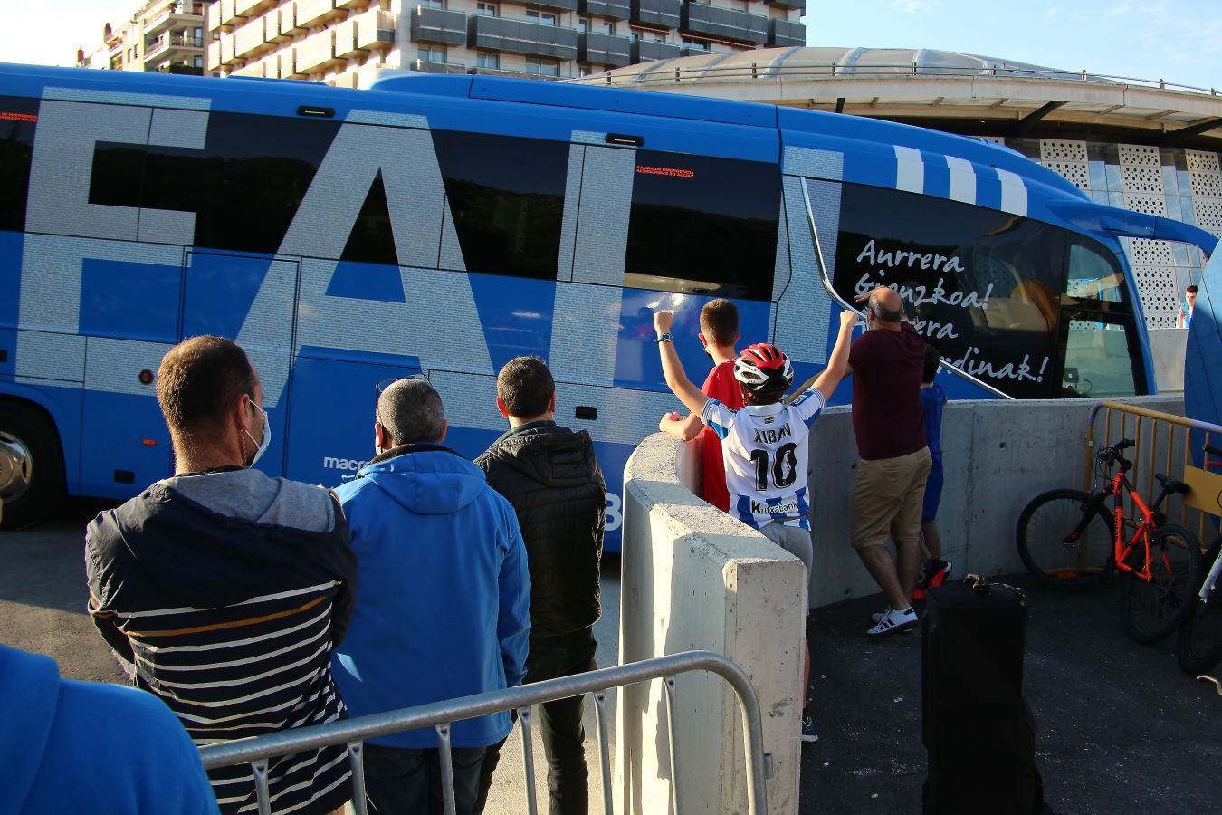 Pocos aficionados se ha acercado a los alrededores del Reale Arena para recibir a la Real Sociedad