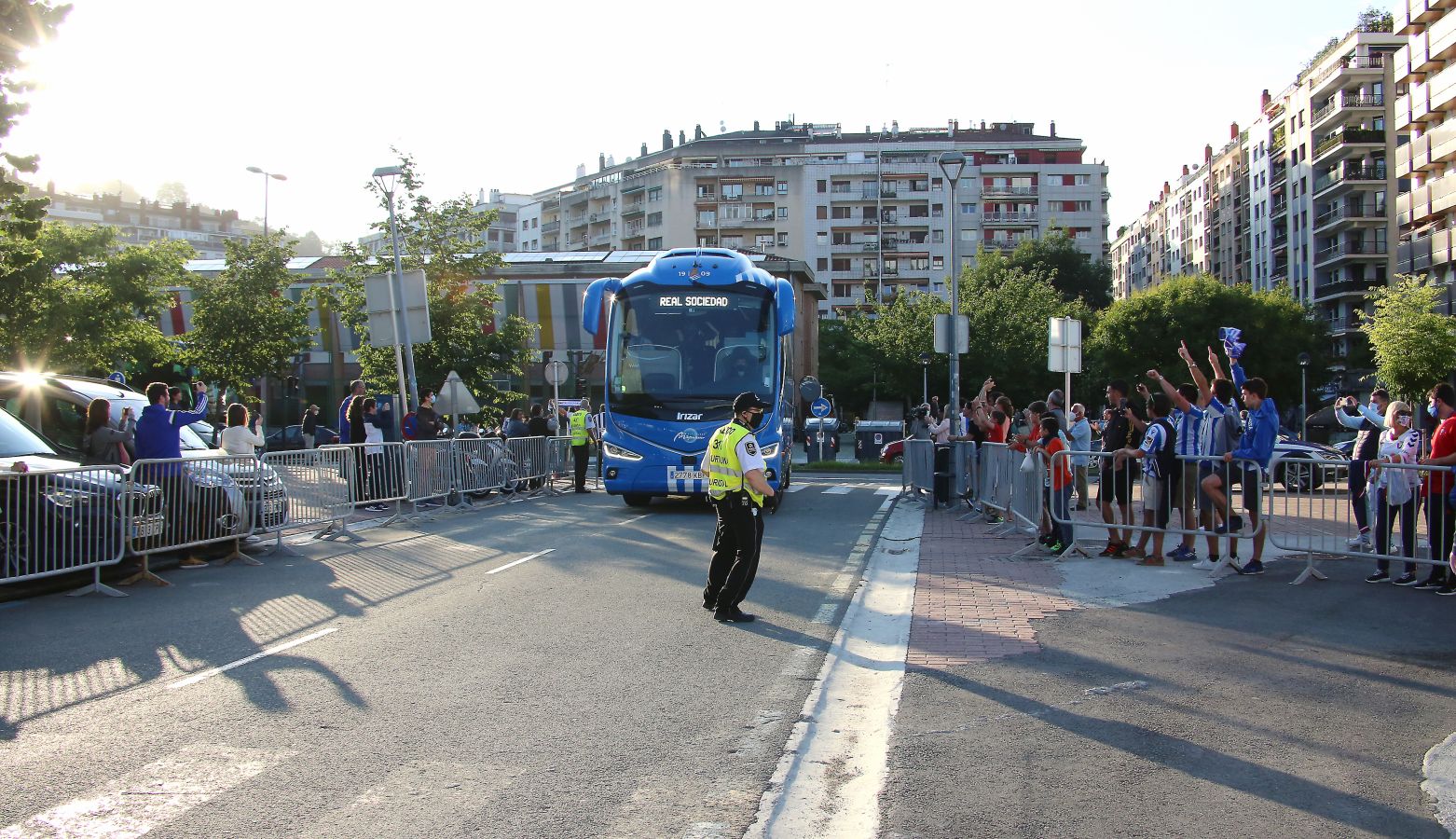 Pocos aficionados se ha acercado a los alrededores del Reale Arena para recibir a la Real Sociedad