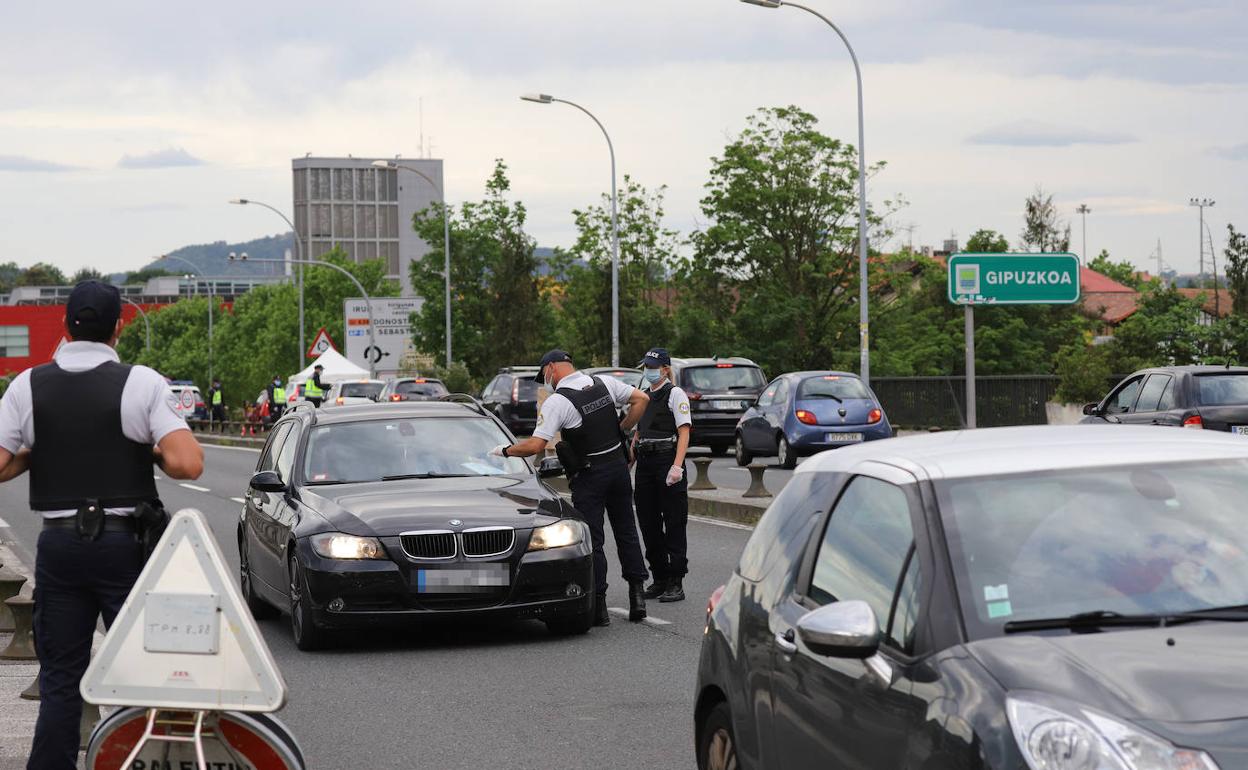 La policía francesa comprueba la documentación de uno de los coches en el puente de Santiago que une Gipuzkoa con Iparralde, en una estampa habitual desde el 17 de marzo. 