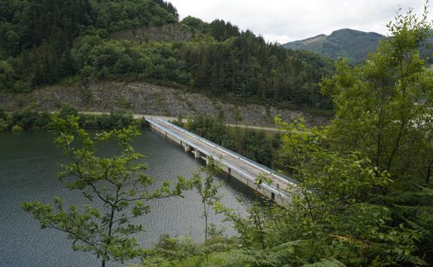 El río Ibiur nutre junto a otros riachuelos el embalse con el mismo nombre en Baliarrain. 