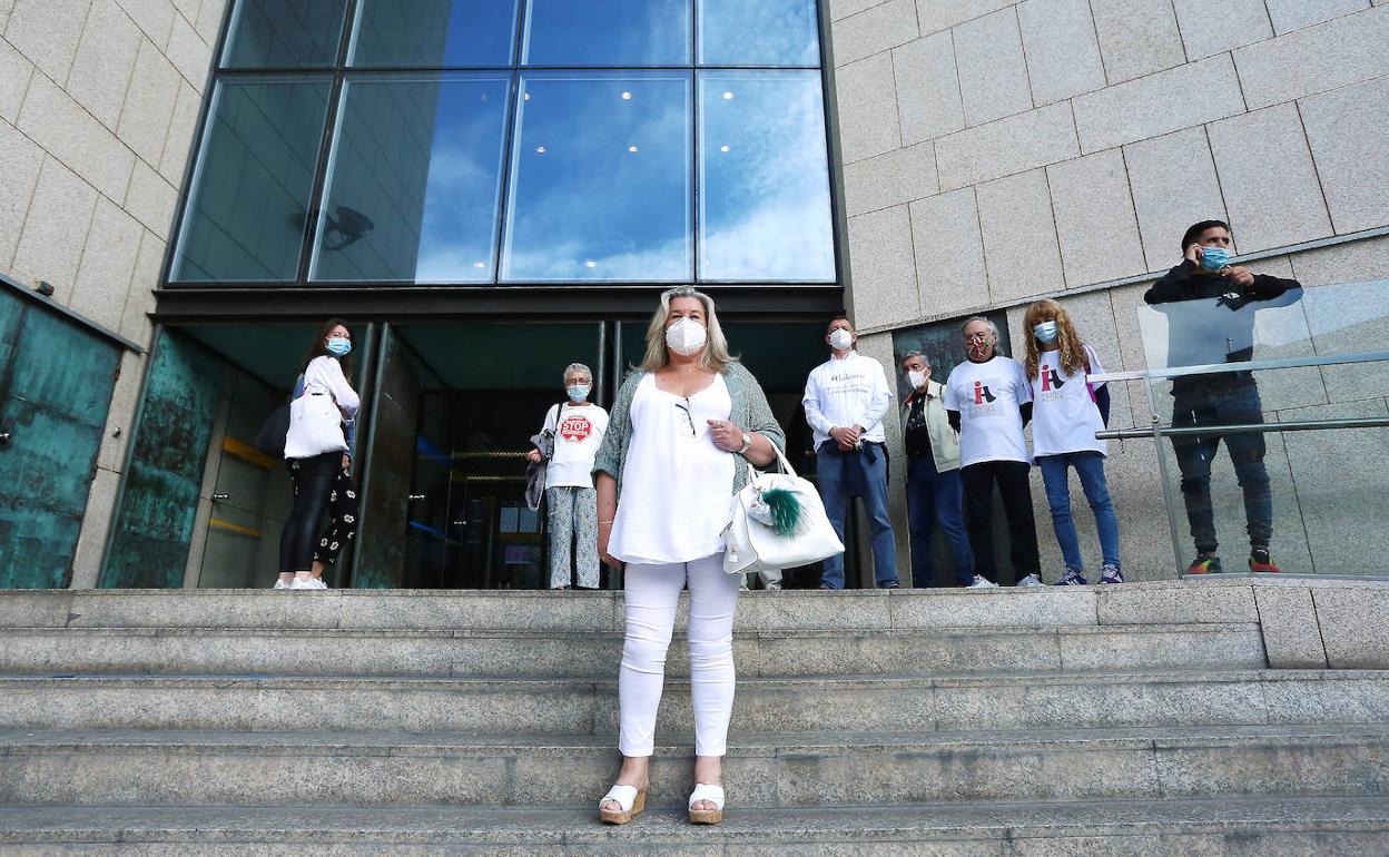 Victoria, arropada por Stop Desahucios, Alokairu e Inquilinos de Azora.