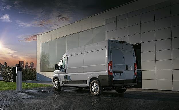 El furgón E-Ducato se recarga como todos los eéctricos, en una fuente de energia.
