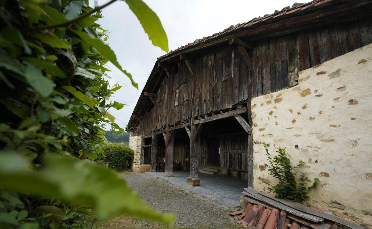 El imponentes caserío museo Igartubeiti, del siglo XVI, se encuentra en la subida al casco.