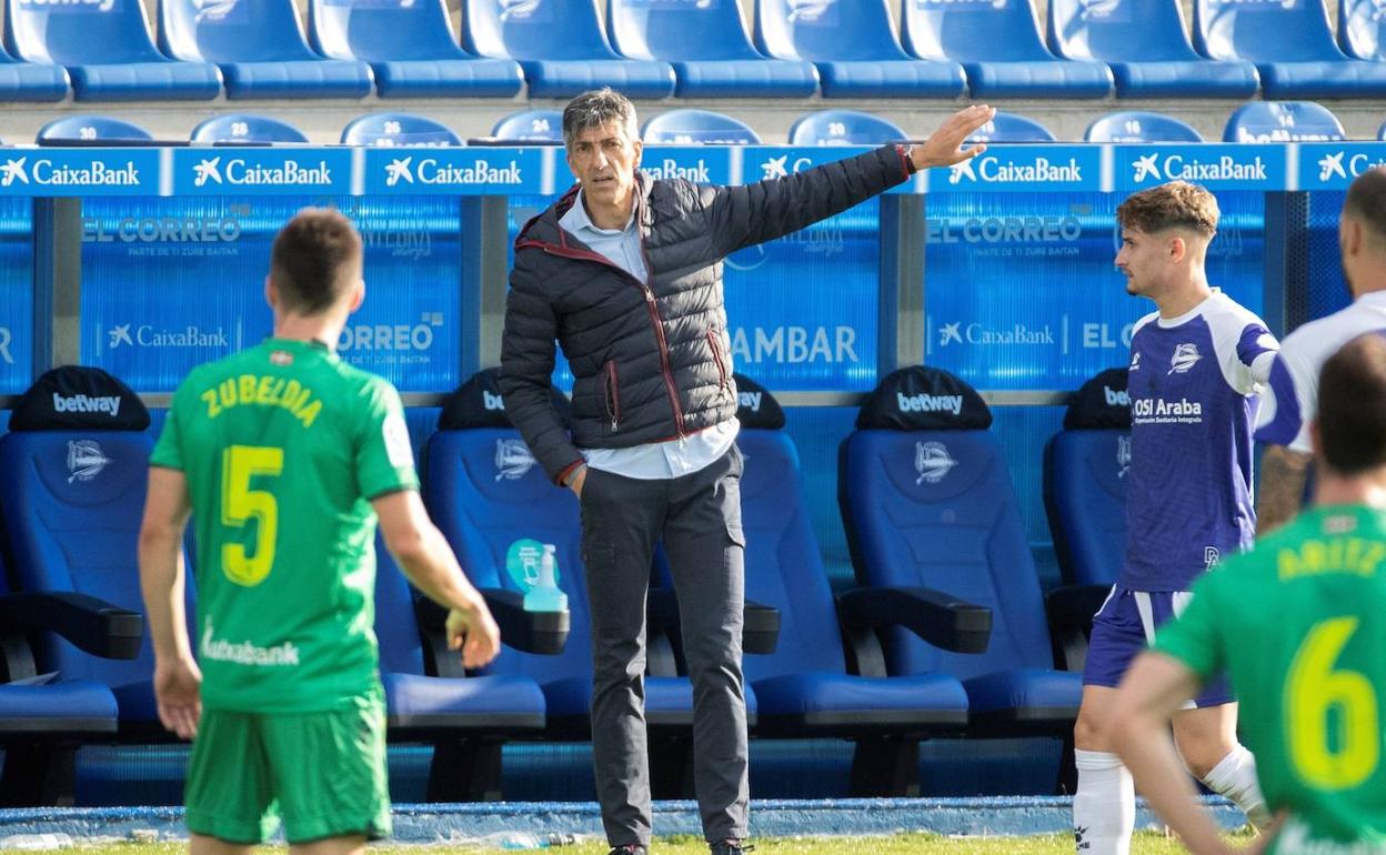 Imanol realiza indicaciones a sus jugadores desde la banda de Mendizorrotza.