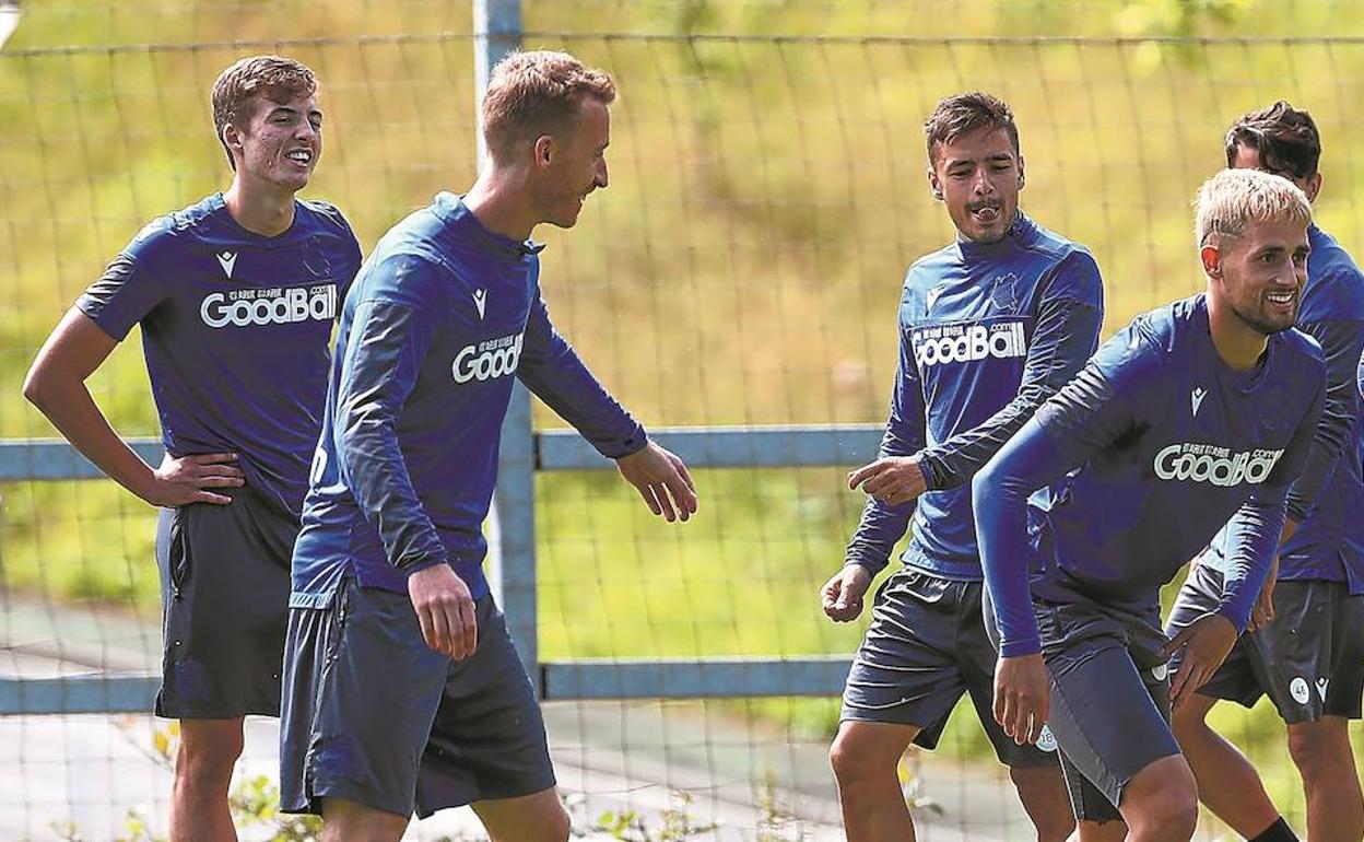 Pacheco, Zurutuza, Gorosabel, Januzaj, Nais, Llorente y Roberto López, en el entrenamiento de ayer en Zubieta.