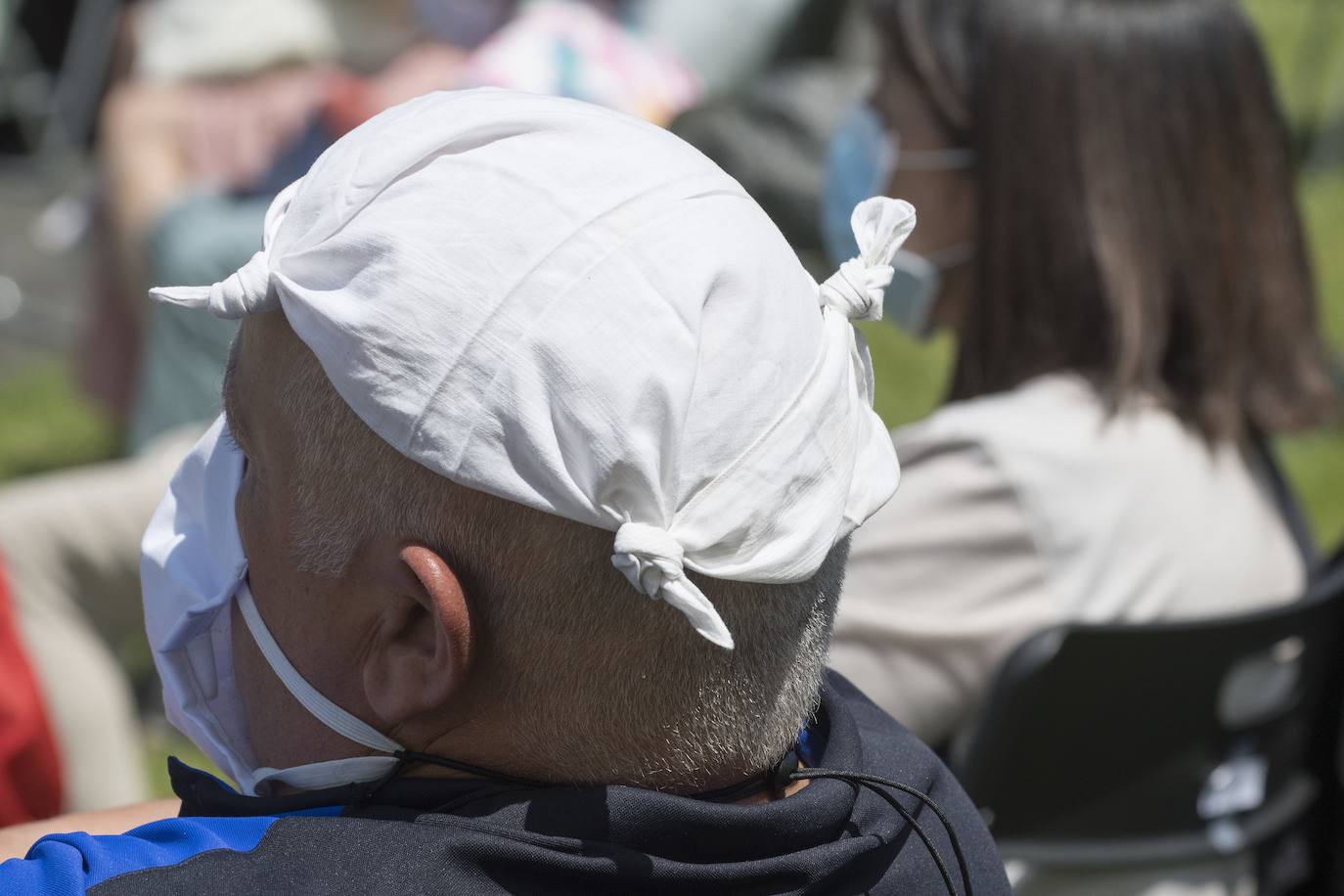 Día radiante para la reapertura del Museo Chillida-Leku. La obra de danza 'Iceberg' ha sido la elegida para celebrar el solsticio de verano y 400 personas van a poder disfrutar de la danza en un lugar privilegiado.