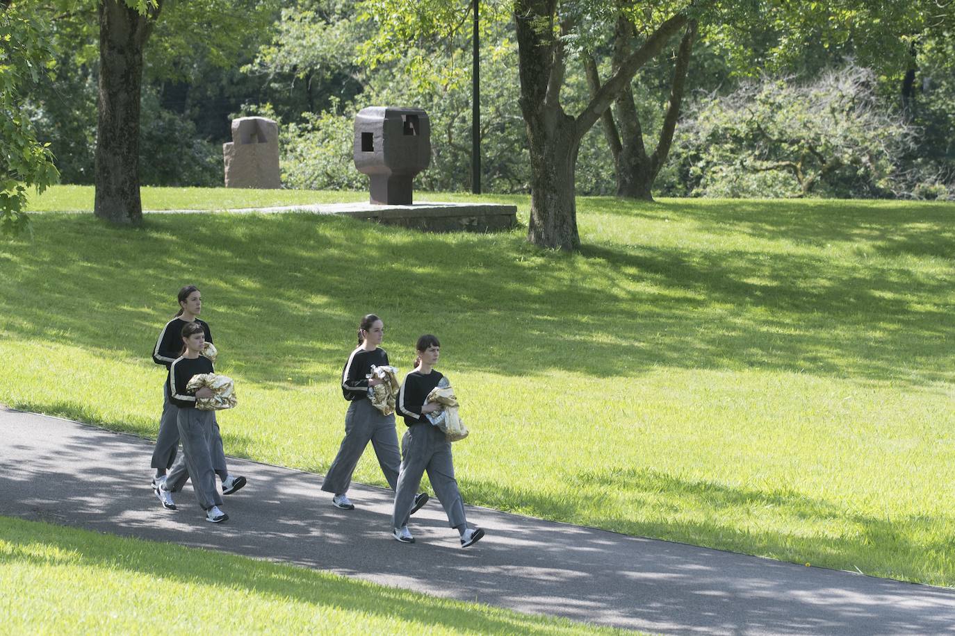 Día radiante para la reapertura del Museo Chillida-Leku. La obra de danza 'Iceberg' ha sido la elegida para celebrar el solsticio de verano y 400 personas van a poder disfrutar de la danza en un lugar privilegiado.