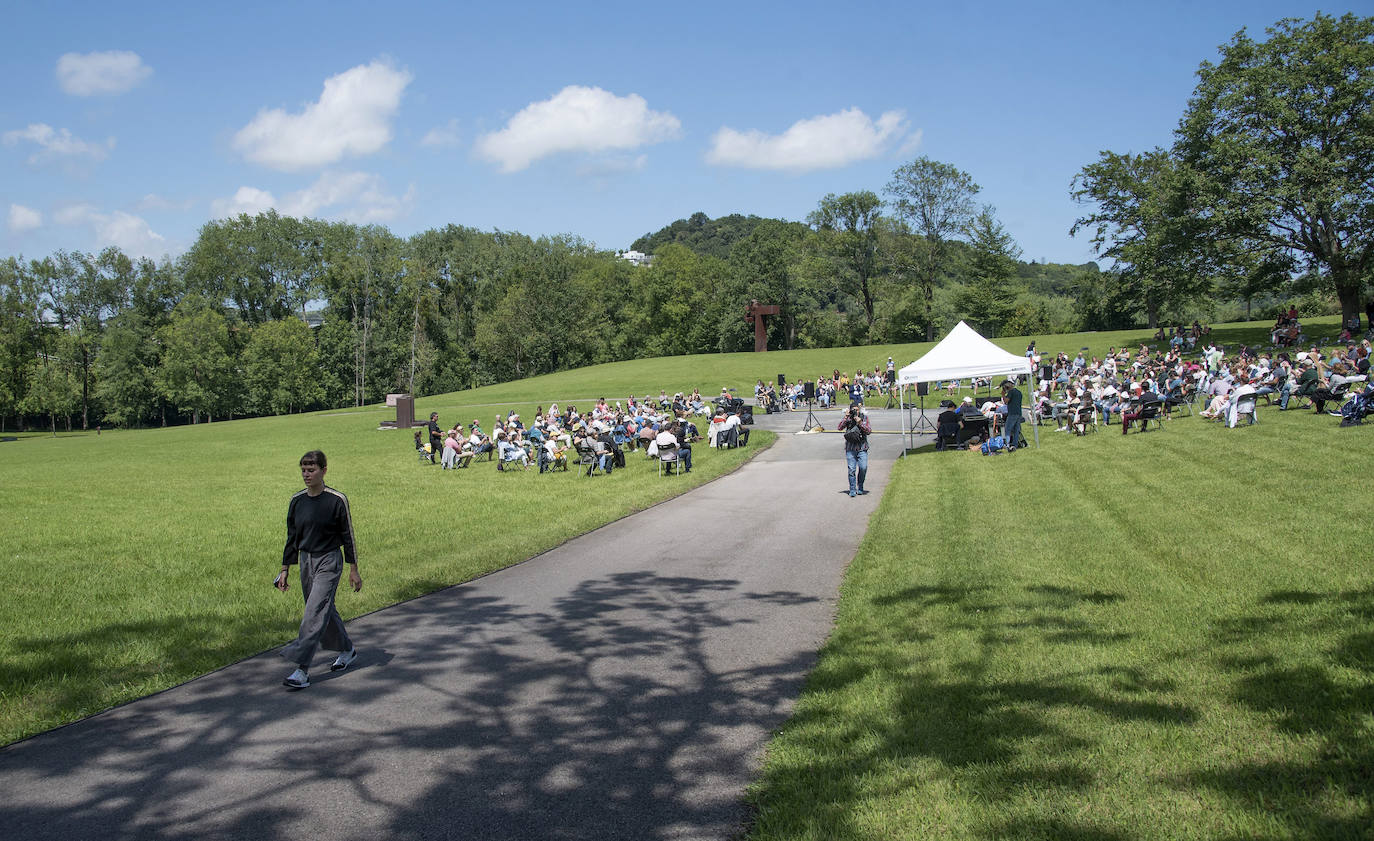 Día radiante para la reapertura del Museo Chillida-Leku. La obra de danza 'Iceberg' ha sido la elegida para celebrar el solsticio de verano y 400 personas van a poder disfrutar de la danza en un lugar privilegiado.