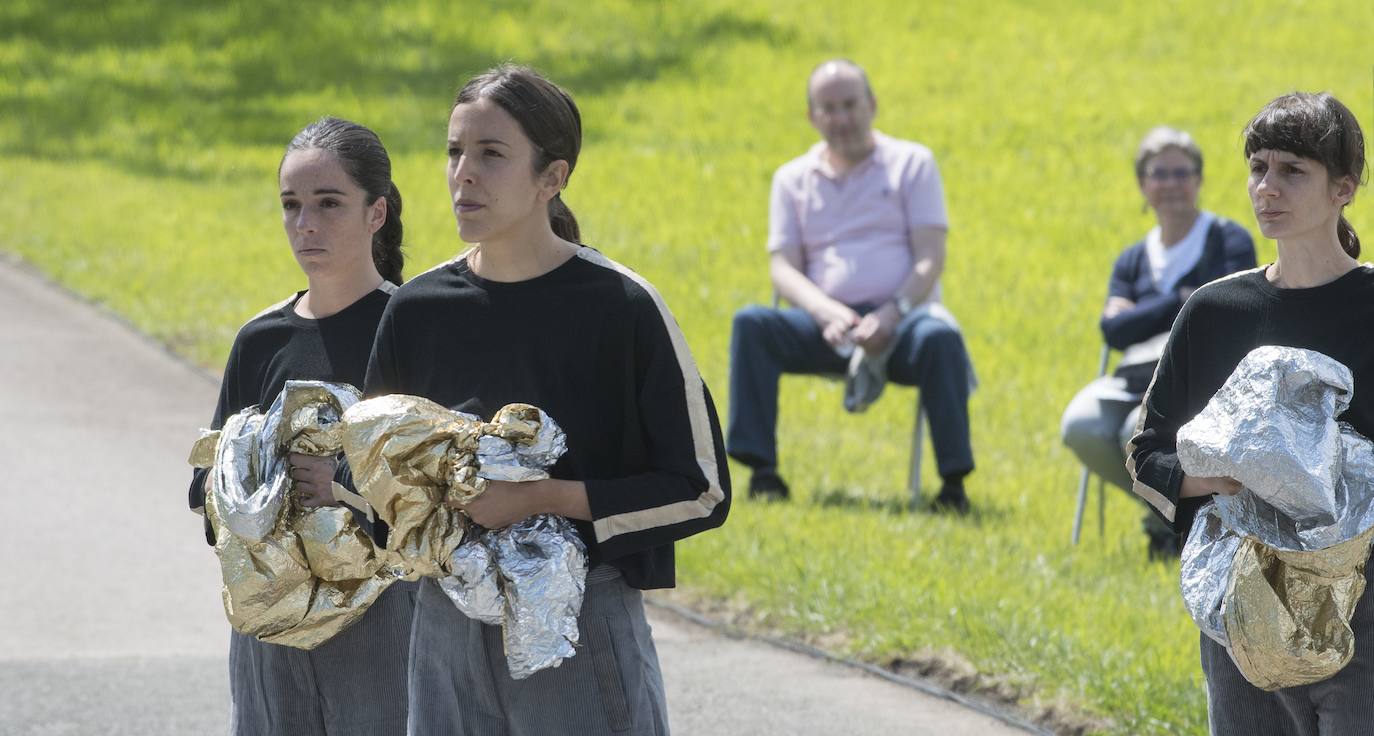 Día radiante para la reapertura del Museo Chillida-Leku. La obra de danza 'Iceberg' ha sido la elegida para celebrar el solsticio de verano y 400 personas van a poder disfrutar de la danza en un lugar privilegiado.