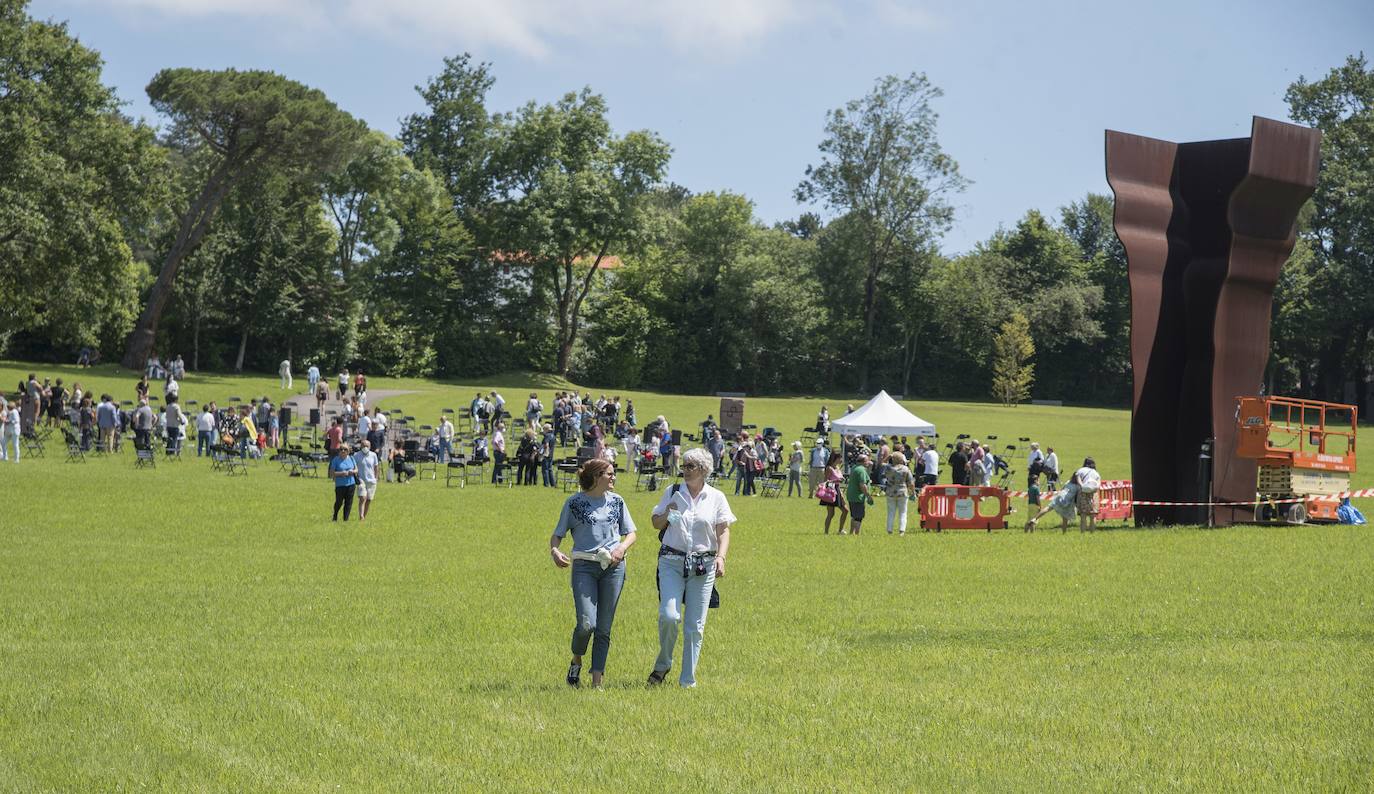 Día radiante para la reapertura del Museo Chillida-Leku. La obra de danza 'Iceberg' ha sido la elegida para celebrar el solsticio de verano y 400 personas van a poder disfrutar de la danza en un lugar privilegiado.