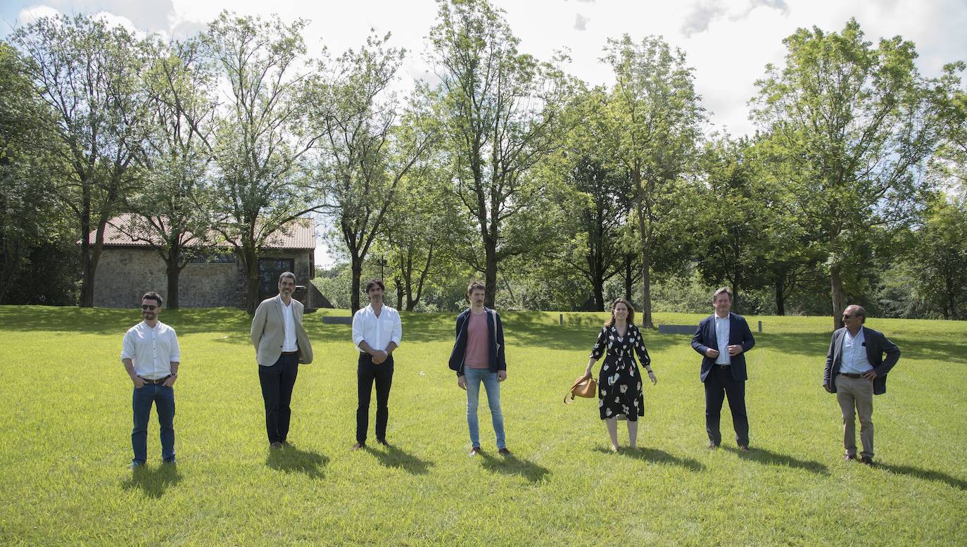 Día radiante para la reapertura del Museo Chillida-Leku. La obra de danza 'Iceberg' ha sido la elegida para celebrar el solsticio de verano y 400 personas van a poder disfrutar de la danza en un lugar privilegiado.