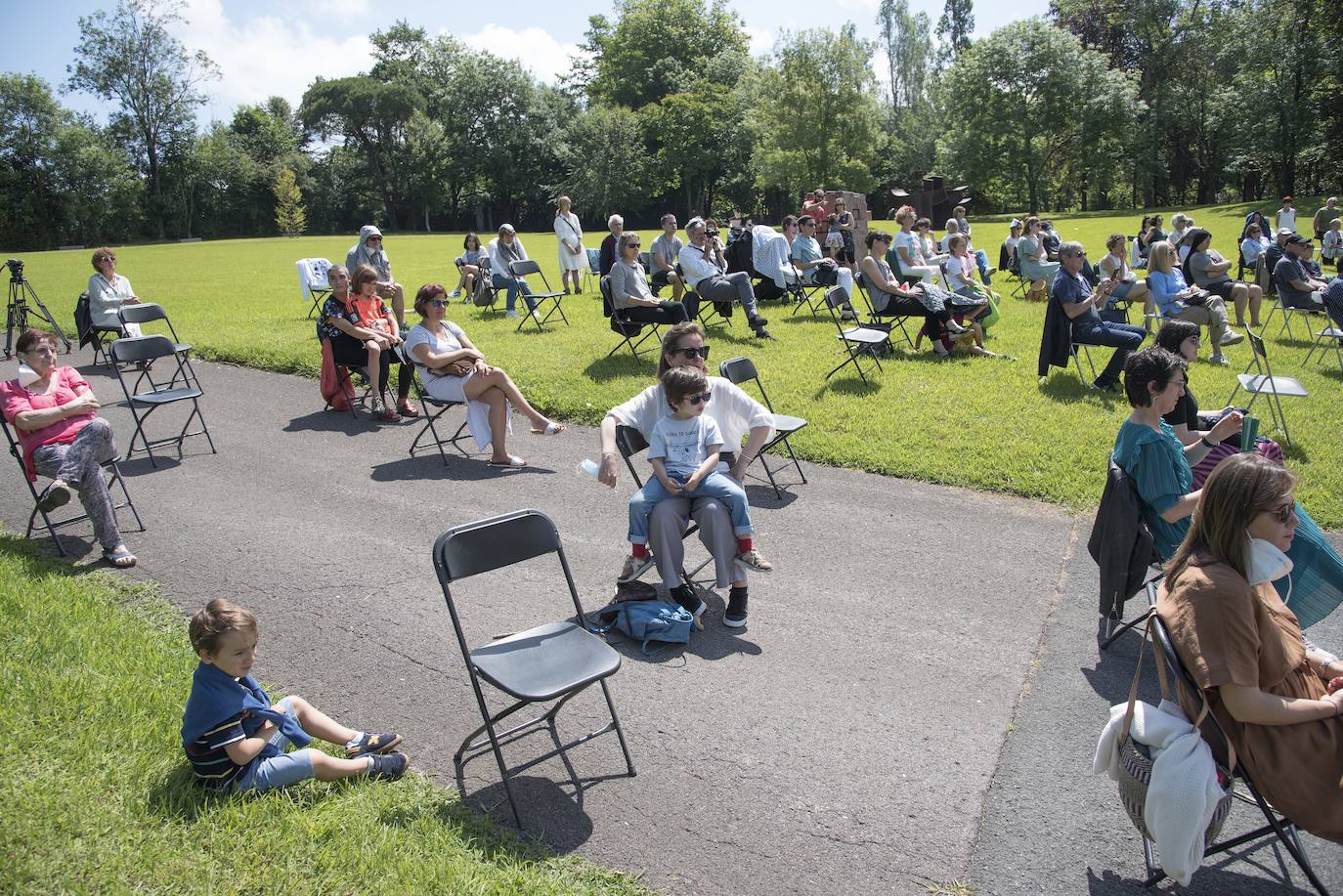Día radiante para la reapertura del Museo Chillida-Leku. La obra de danza 'Iceberg' ha sido la elegida para celebrar el solsticio de verano y 400 personas van a poder disfrutar de la danza en un lugar privilegiado.