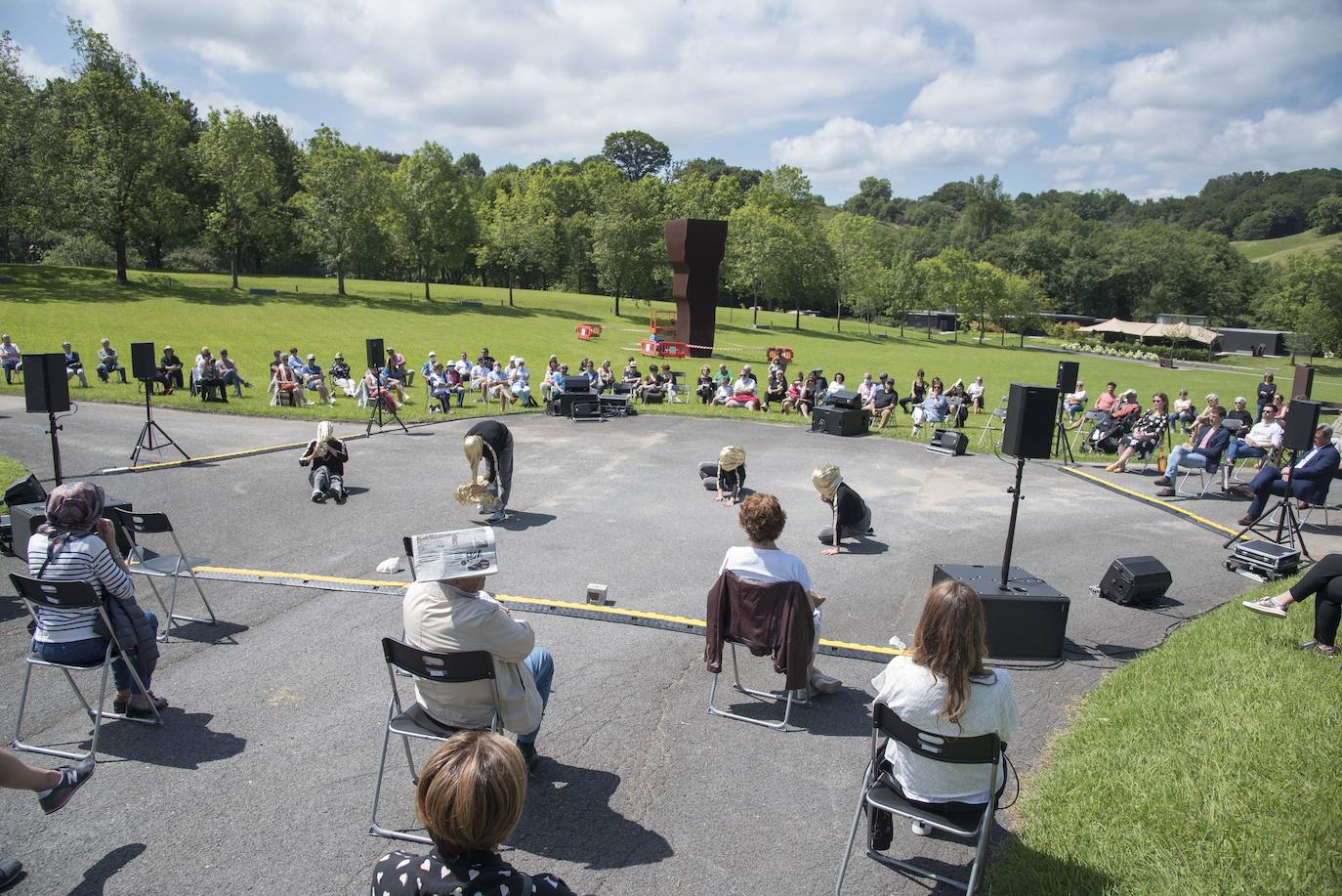 Día radiante para la reapertura del Museo Chillida-Leku. La obra de danza 'Iceberg' ha sido la elegida para celebrar el solsticio de verano y 400 personas van a poder disfrutar de la danza en un lugar privilegiado.