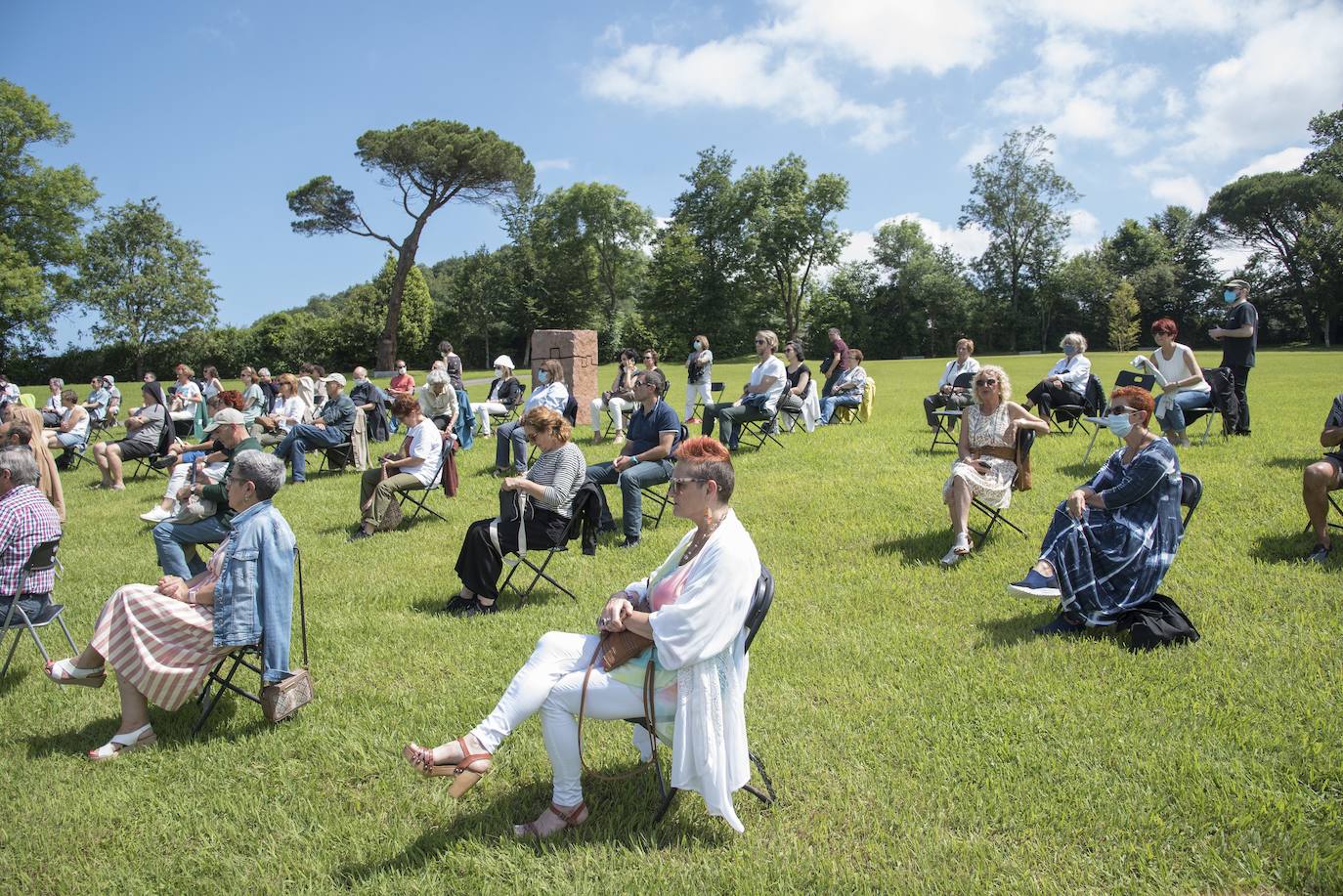 Día radiante para la reapertura del Museo Chillida-Leku. La obra de danza 'Iceberg' ha sido la elegida para celebrar el solsticio de verano y 400 personas van a poder disfrutar de la danza en un lugar privilegiado.