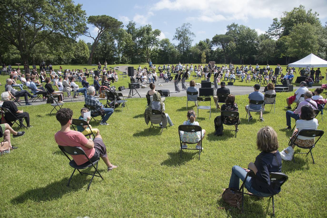 Día radiante para la reapertura del Museo Chillida-Leku. La obra de danza 'Iceberg' ha sido la elegida para celebrar el solsticio de verano y 400 personas van a poder disfrutar de la danza en un lugar privilegiado.