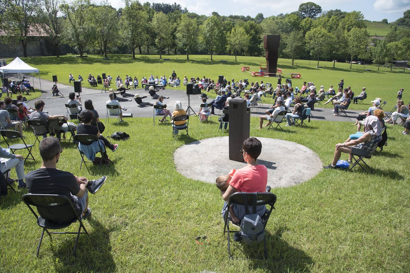 Día radiante para la reapertura del Museo Chillida-Leku. La obra de danza 'Iceberg' ha sido la elegida para celebrar el solsticio de verano y 400 personas van a poder disfrutar de la danza en un lugar privilegiado.