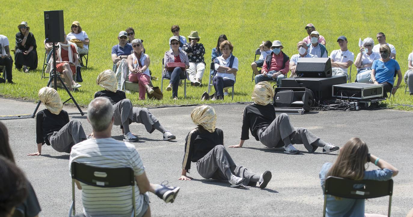 Día radiante para la reapertura del Museo Chillida-Leku. La obra de danza 'Iceberg' ha sido la elegida para celebrar el solsticio de verano y 400 personas van a poder disfrutar de la danza en un lugar privilegiado.