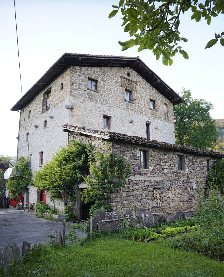 La hermosa localidad de Tolosaldea, sita junto al camino real de Navarra, albergó en sus enormes caserones a reyes y señores. Su valle rezuma belleza natural en cada rincón. 
